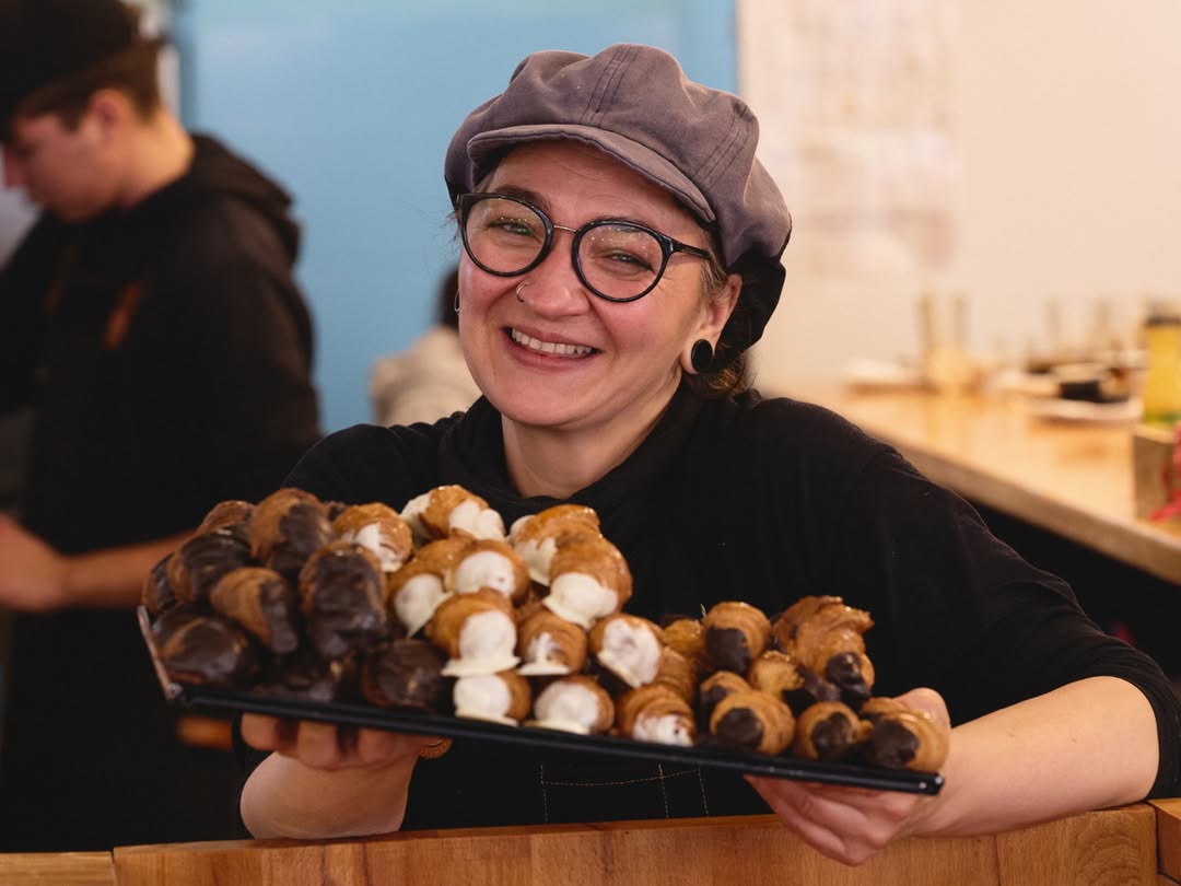Croissants y bollería recién hechos